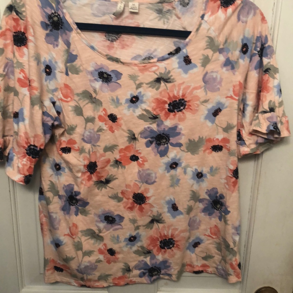 Short sleeves with ruffles floral Knit top. Size M